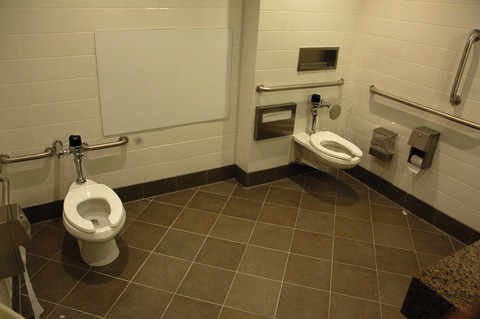 cing toilet usa les toilettes am 233 ricaines les family restrooms titir cing toilet usa les toilettes am 233 ricaines les family restrooms titir