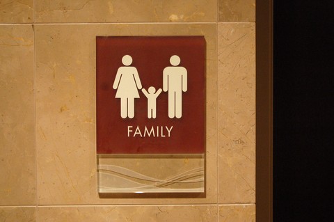 Toilettes-Famille-Family-Restrooms-Photo