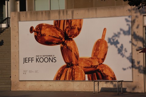 Jeff-Koons-Balloon-Dog-Photo